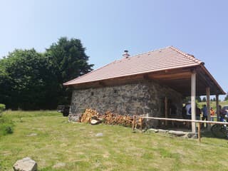 Obnovená pastierska koliba na