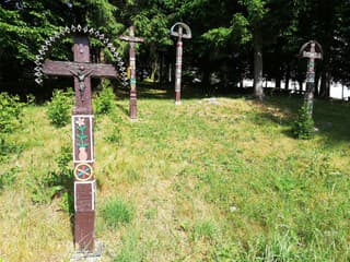Približne 30 náhrobných krížov