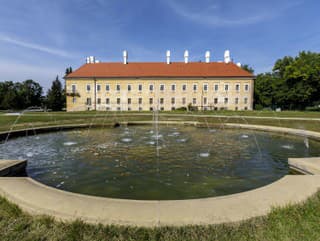 Kaštieľ a park v