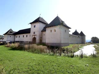 Vodný hrad v obci
