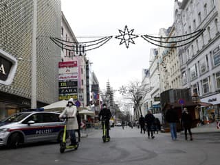 Policajné auto stojí na