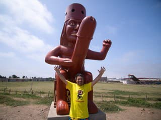 Trojmetrová socha v Peru