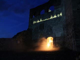 Nádvorie hradu počas nočnej