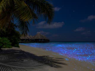 Svietiaca pláž na Maldivách