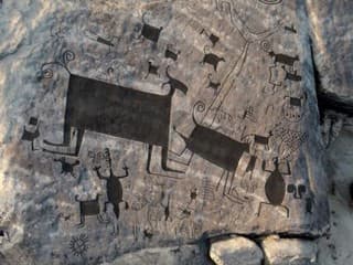 Dvetisícročné petroglyfy v okolí