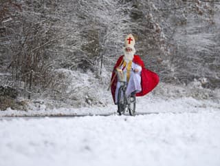 Muž v kostýme Santa