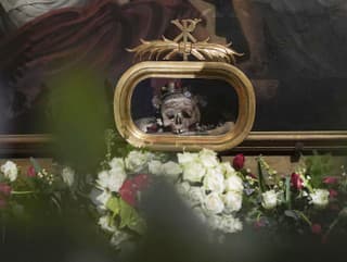 Lebka sv. Valentína ozdobená