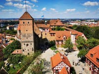 Pohľad z veže Sinwell na hrad Kaiserburg