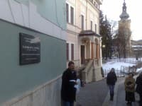 Pamätná tabuľa na hudecovom rodnom dome na Bakossovej ulici č. 4 v Banskej Bystrici