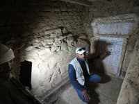 Egyptský archeológ pri nedávno objavenej hrobke