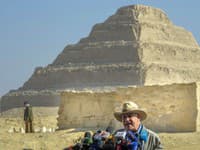 Egyptský archeológ Zahi Hawass ped Džóserovou pyramídou