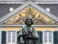 Socha svetoznámeho skladateľa Ludwiga van Beethovena stojí v centre jeho rodiska v nemeckom Bonne