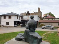 J. Hašek hľadí na hrad, ktorým kedysi sprevádzal