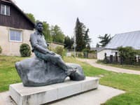 Socha J. Haška medzi hradom a cintorínom