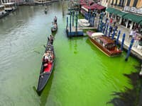 Šok v Benátkach: Voda v kanáloch sa sfarbila na krikľavo zeleno