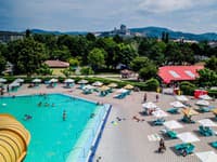 Leto na juhu Slovensku: Tieto kúpaliská a akvaparky vám nahradia aj more