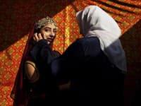 Žena pomáha afganskej modelke