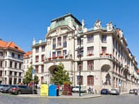 Obľúbená zábavka turistov končí: Pražská radnica začne za použitie výťahu vyberať vstupné