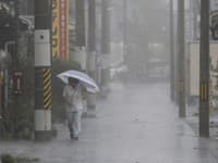 Na Japonsko udrela tropická