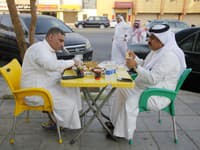 Saudi raňajkujú na terase