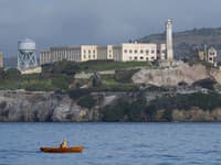 Na snímke veslár sa vybral na púť okolo ostrova Alcatraz v San Franciscu