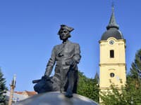 Pamätník M. Beňovského v jeho rodnom Vrbovom