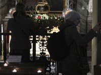 Lebka sv. Valentína ozdobená kvetmi sa nachádza v Bazilike sv. Márie v Cosmedine v Ríme