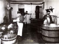 Pracovníci Ondrej Jurek st. (vpravo) a Ondrej Jurek ml. pri výrobe prírodných syrov, v pozadí Jozef Sekereš, 1937
