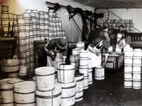 Balenie bryndze do geletiek v bryndziarni u Vagačovcov pred jej expedovaním k zákazníkom, 1937