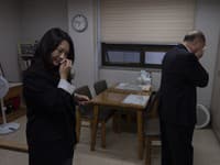 Jae C. Hong, Associated Press: Podvod s adopciou v Kórei - Od 50. rokov 20. storočia bolo do USA adoptovaných približne 200 000 kórejských detí. Vyšetrovanie agentúry Associated Press odhalilo dôkazy o podvodnej dokumentácii v mnohých z týchto adopcií. Deti ako Nicole vyrastali a hľadali svoje korene, ale zistili, že ich životný príbeh nie je taký, aký si mysleli.