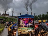 Mas Agung Wilis Yudha Baskoro, pre China Global South Project: Vplyv ťažby niklu na ostrov Halmahera – Ťažba niklu v Indonézii sa v poslednom desaťročí zintenzívnila a záliv Weda v súčasnosti predstavuje 17 % celosvetovej produkcie kovu, ktorý je nevyhnutný pre batérie elektrických vozidiel a skladovanie obnoviteľnej energie. Výskum naznačuje, že odlesňovanie spôsobené ťažbou vedie k dlhším a častejším záplavám. Znečistenie ovzdušia z tavenia niklu a výroby energie z uhlia tiež prudko vzrástlo, pričom jedno miestne zdravotné stredisko zaznamenalo 25-násobný nárast respiračných ochorení v rokoch 2020 až 2023.