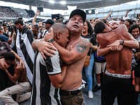 André Coelho, EFE: Fanúšikovia Botafoga: Pýcha a sláva - Dva z najstarších a najuznávanejších brazílskych futbalových klubov sa stretli na štadióne Mâs Monumental v Buenos Aires v Argentíne na finálovom zápase Pohára libertadores Confederación Sudamericana de Fútbol (CONMEBOL). Botafogo, tím, ktorý pohár ešte nikdy nezískal, porazil svojho rivala Atlético Mineiro 3:1. Tisíce fanúšikov Botafoga, ktorí sledovali zápas na obrazovkách na štadióne Nilton Santos, domácom štadióne tímu v Rio de Janeiro v Brazílii, oslavovali historické víťazstvo svojho tímu.