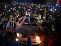Gabriela Oráa, Reuters: Posledná nádej - Venezuelská opozičná líderka María Corina Machado víta svojich podporovateľov z strechy vozidla počas predvolebného zhromaždenia opozičného prezidentského kandidáta Edmunda Gonzáleza Urrutiu. V roku 2023 María Corina Machado vyhrala opozičné primárky, aby v prezidentských voľbách vyzvala Nicolása Madura, ale venezuelské úrady jej následne zabránili kandidovať. V dôsledku toho podporila bývalého veľvyslanca Edmunda Gonzáleza Urrutiu ako kandidáta opozície a viedla jeho politickú kampaň po celej krajine. Po voľbách úrady vyhlásili Madura za víťaza, ale opozícia výsledky spochybnila s odvolaním sa na sčítanie hlasov, ktoré naznačovalo víťazstvo Gonzáleza. Obvinenia z volebných nezrovnalostí viedli mnohé krajiny k spochybňovaniu legitimity výsledku. Hoci si Maduro udržal moc a González bol nútený odísť do exilu, Machado sa naďalej skrýva ako líderka opozície a kľúčová postava zasadzujúca sa za politickú zmenu.