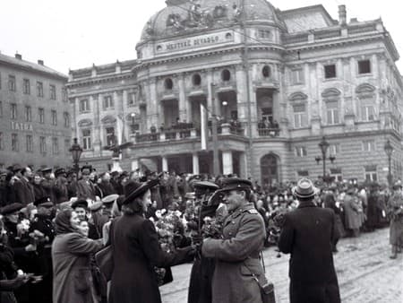 Na archívnych snímkach z 22. apríla 1945 sa obyvatelia Bratislavy lúčia s vojakmi Červenej armády, ktorí oslobodili Bratislavu osemnásť dní predtým.