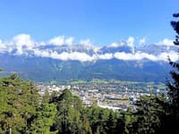 Innsbruck sa nachádza priamo pod Alpami.