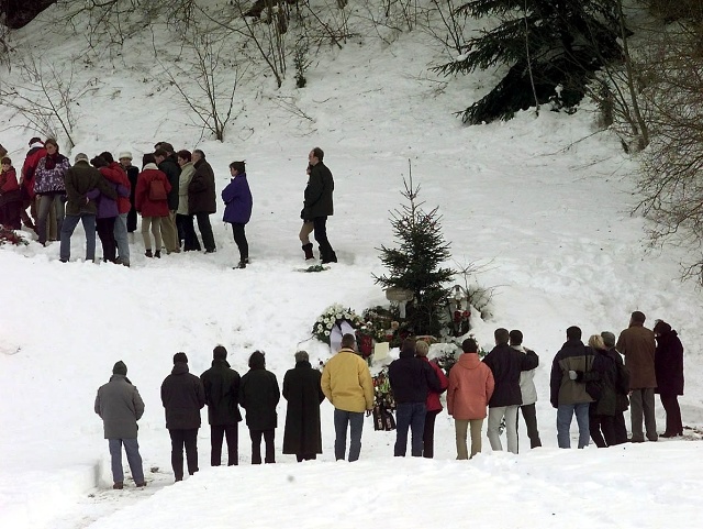 Príbuzní obetí na mieste tragédie v Cavalese. © TASR/AP