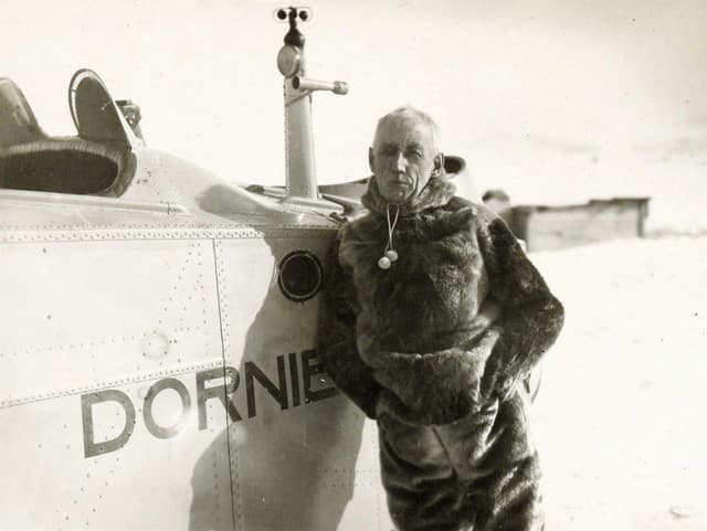Spor polárnikov: Poloboh Amundsen