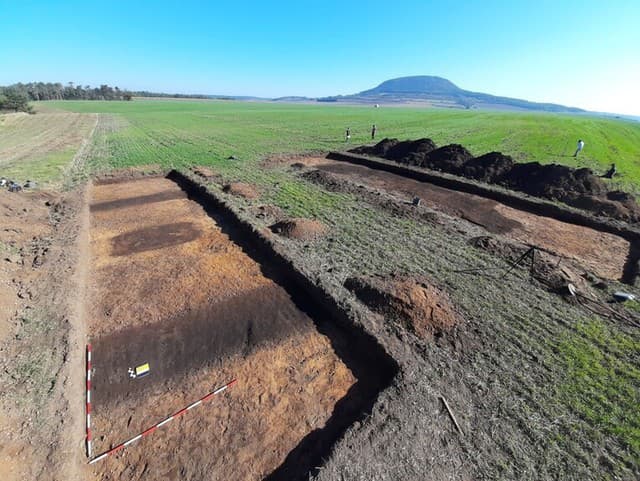 Archeológovia skúmajú praveké pohrebisko,
