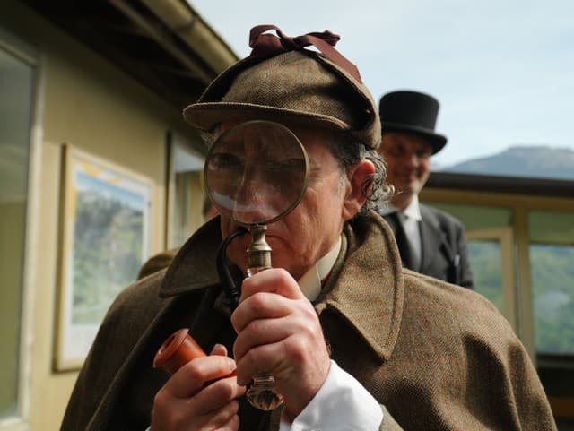 Holmes, Poirot aj Bond: