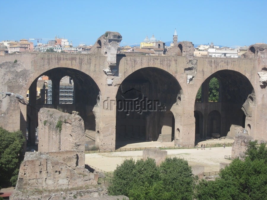 Maxentiova bazilika, Rímske fórum