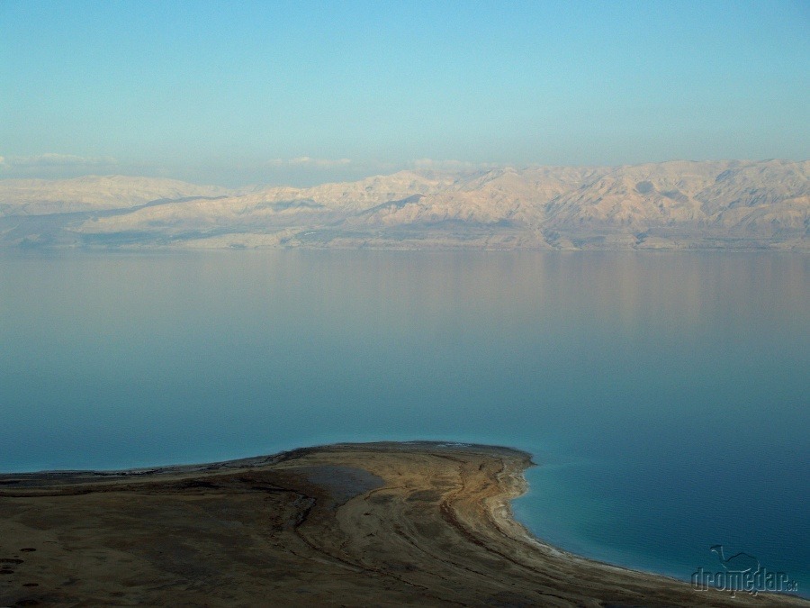 Mŕtve more obklopuje Izrael,
