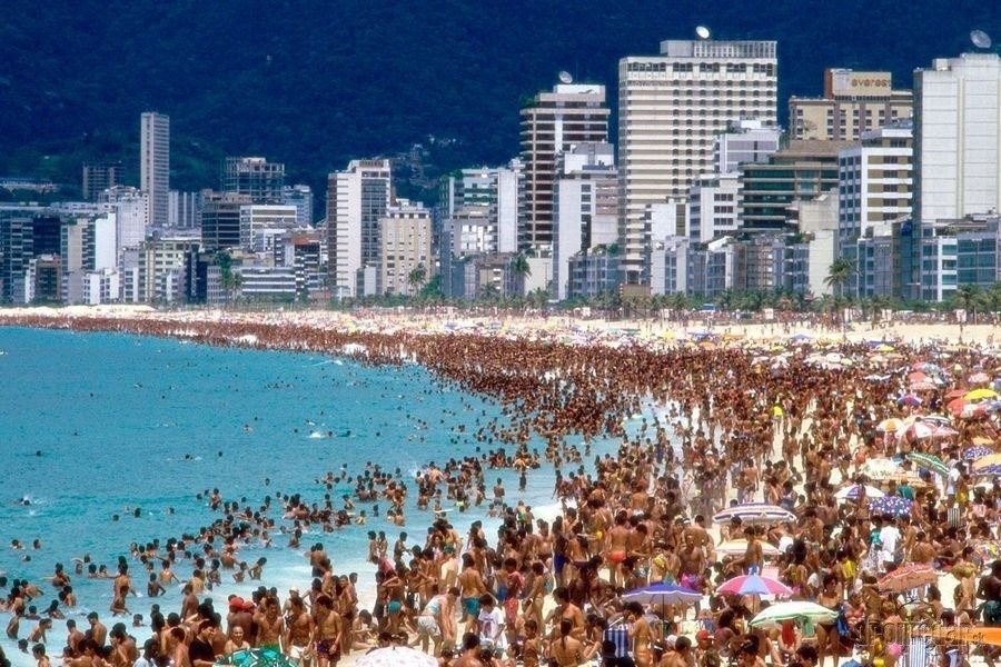 Davmi preplnená pláž Copacabana,