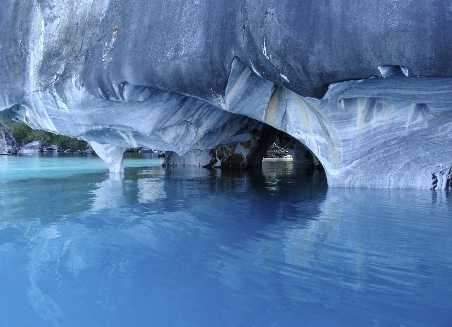 Mramorová jaskyňa na jazere