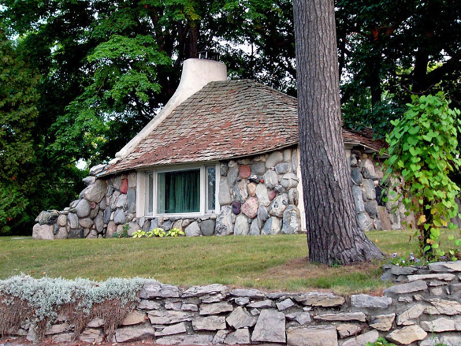 Kamenný domček na brehu
