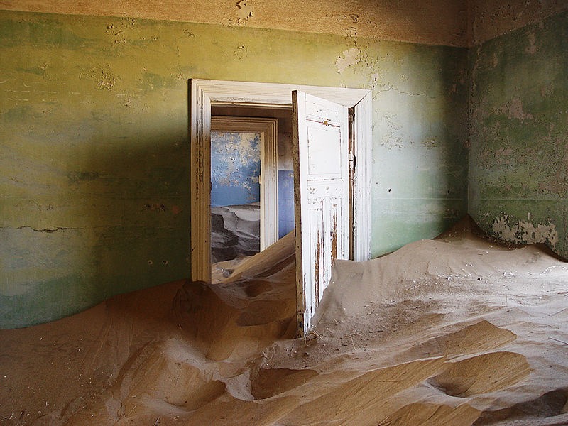 Piesok pohltil domy Kolmanskopu.