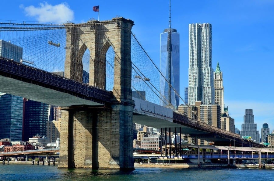 Neogotické piliere Brooklynského mosta