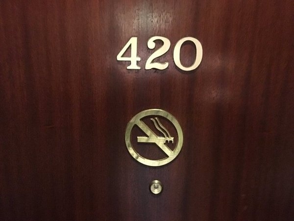 V niektorých hoteloch izbu č. 420 zachovali, no pridali upozornenie, že sa v nej nesmie fajčiť