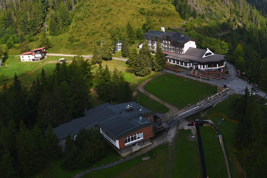 Letecký pohľad na budovu horského hotela a stanicu pozemnej lanovky na Hrebienku