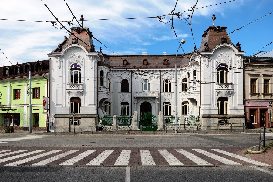 Pohľad na zrekonštruovaný Rosenfeldov palác na ulici J. M. Hurbana v Žiline. (Foto: SITA/Milo Fabian)