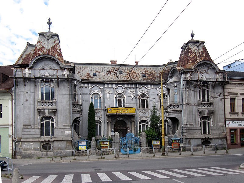 Ešte nedávno bol palác v dezolátnom stave. (Foto: Wikimedia/Juloml)